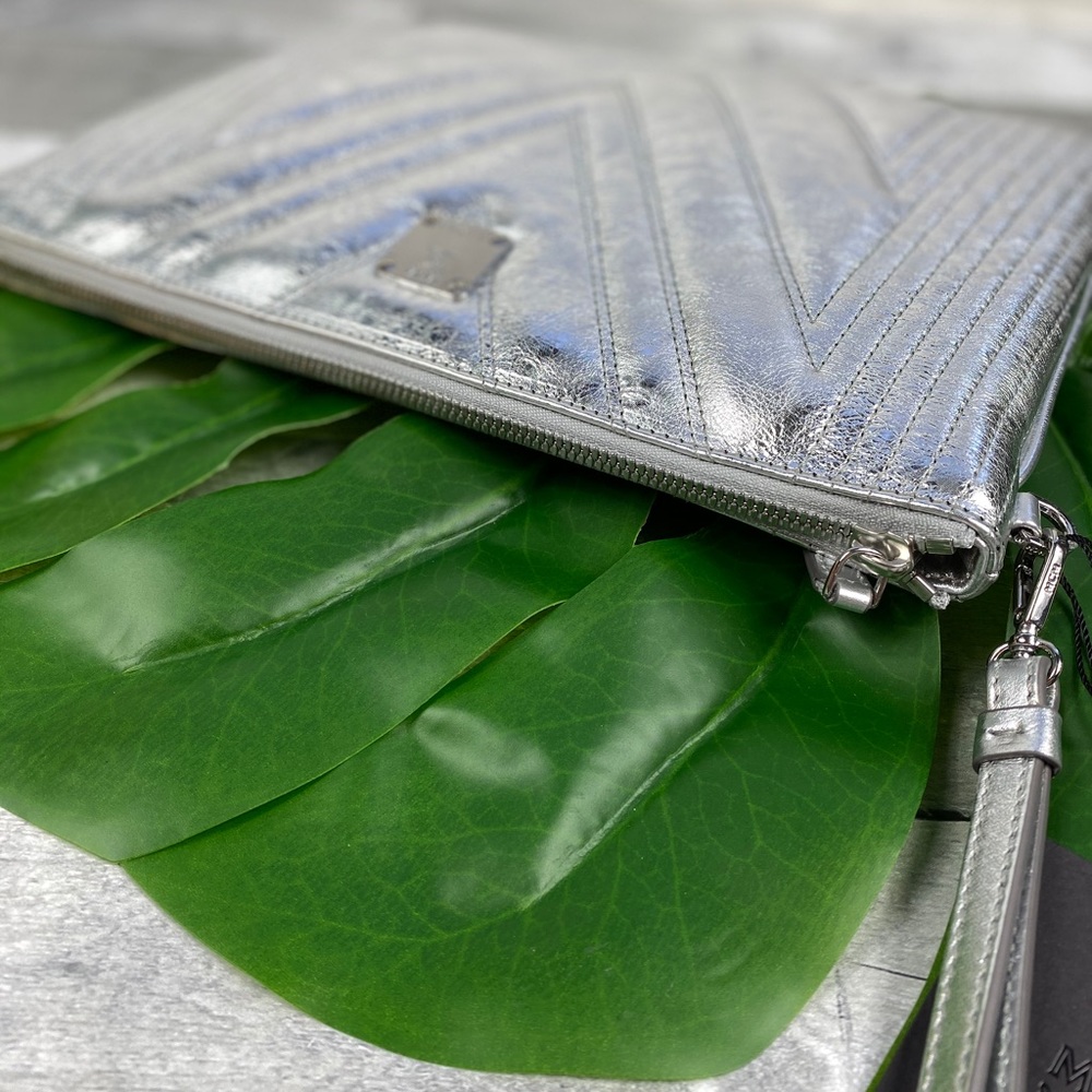 MCM wristlet zip pouch quilted metallic silver - Picture 4 of 8